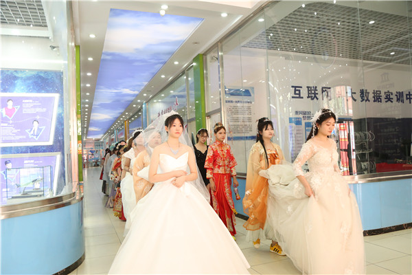 ʯ���f���A��X�WУ